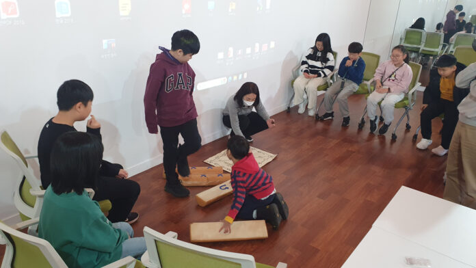 10. 용인처인성역사교육관이 진행한 전통놀이 프로그램 '신나는 우리놀이' 모습