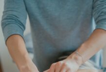 여름철 운동 후 마사지의 효과 man massaging woman's body