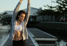 여름철 기온 상승에 따른 운동 조절법 woman standing on dock