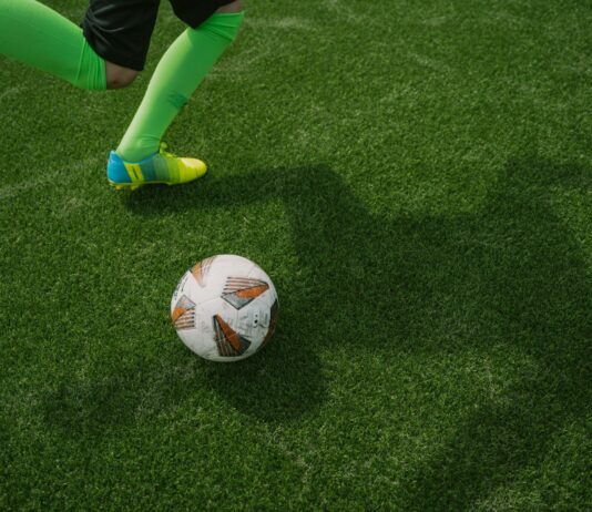 여름철 피해야 할 운동과 대안 a football ball on the grass