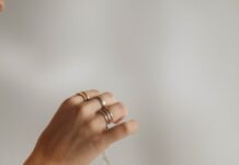 피부 건강: 외부 환경과의 관계 person holding black glass bottle