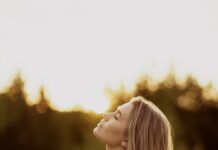 운동의 심리적 효과: 스트레스 감소와 기분 향상 woman in white tank top