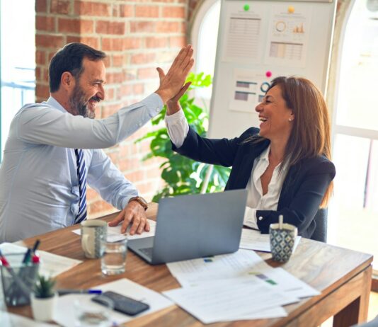 심장 건강을 지키는 습관: 올바른 식단과 운동 전략 man in white dress shirt sitting beside woman in black long sleeve shirt
