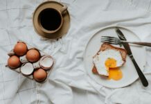 운동 전후에 필수적인 영양소 섭취 요령 egg on white ceramic plate beside stainless steel fork and knife