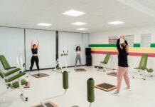 전문가가 추천하는 필라테스 강사 고르는 방법 a group of people doing exercises in a gym