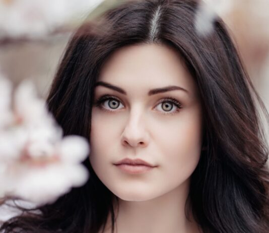 피부를 환하고 탄력있게 개선하는 방법 woman standing near white petaled flower