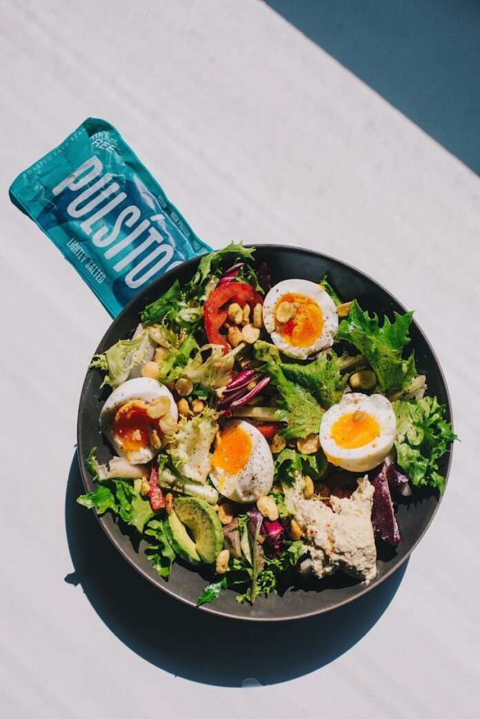 Photo by PULSÍTOS.com green and white rice with vegetables on black ceramic bowl