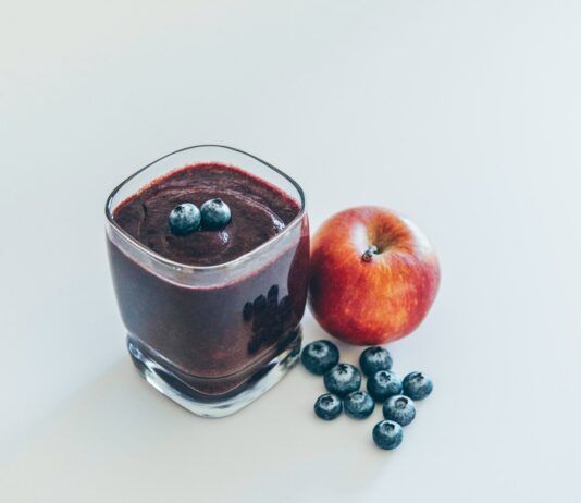 단기간 다이어트의 위험성과 장기적인 건강 전략 red apple on white surface