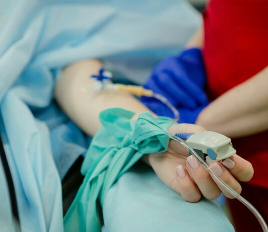 다양한 팁을 전하는 건강한 노화 person lying on bed and another person standing