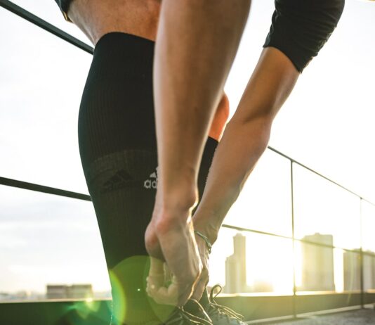 체중 감량과 면역력 증진을 위한 운동 man holding shoelaces