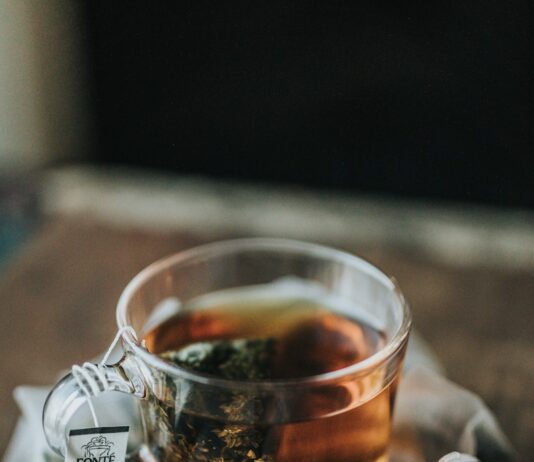 “한 끼 굶으면 속이 뒤집어져요”… 위산 역류 체질, 식단부터 바꿔야 합니다 shallow focus photography cup of tea