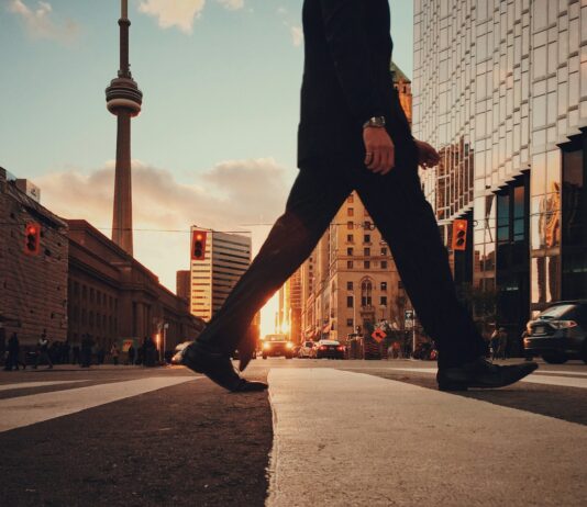 하루 4,000보 걷기 루틴, 뇌와 장을 깨운다 man in dress suit outfit walking in front of building