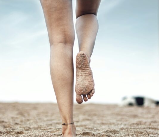 “샌들 신었더니 발뒤꿈치가 갈라져요”…초여름 ‘각질’의 진짜 원인 woman in brown stockings and brown boots standing on brown sand during daytime