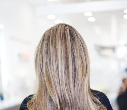 여름철 헤어 건강을 지키는 5가지 팁 person wearing black top