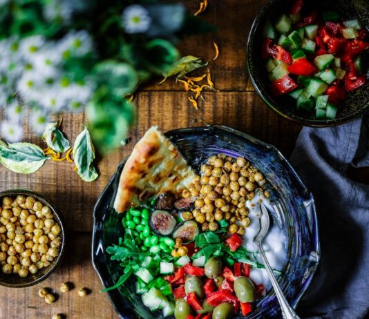 면역력 높이는 식습관, 건강의 기초를 다지다 silver spoon on black ceramic bowl with vegetables