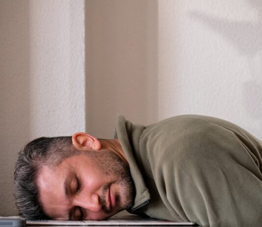 만성피로 증후군, 올바른 생활습관으로 극복하는 방법 A man is sleeping on the floor with his head on a laptop