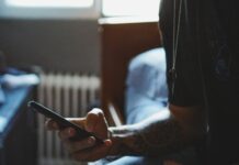 스마트폰·컴퓨터 사용 급증… 눈 건강 지키는 생활습관은? man holding black phone