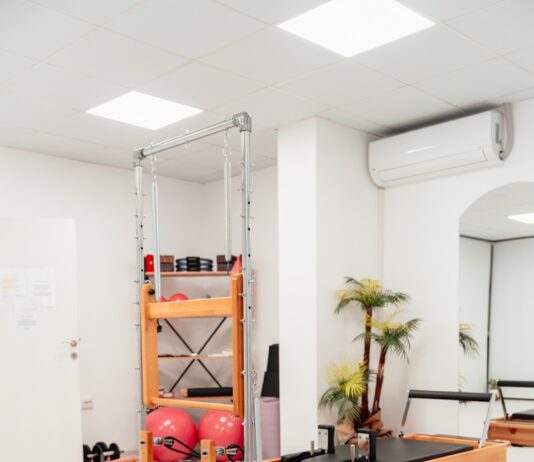 필라테스, 건강한 몸과 마음을 만드는 현대인의 운동 트렌드 a gym with a treadmill and exercise equipment