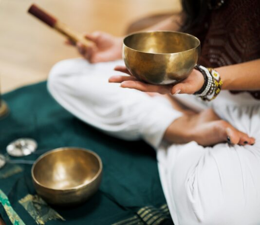 소리로 마음을 씻다, 스트레스 잠재우는 ‘사운드 배싱’ person in white dress shirt holding brown wooden chopsticks