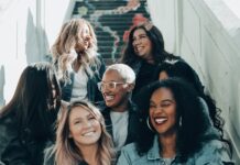 여성 건강관리, 평생 함께해야 할 습관 만들기 3 women sitting on red carpet