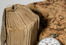 “기억력이 너무 떨어졌어요”… 뇌도 노화가 시작됐다는 신호입니다 silver-colored pocketwatch at 10:20