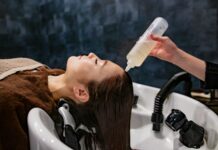 집에서도 똑똑하게! 건강한 헤어 케어 최신 트렌드와 실천 팁 a woman getting her hair washed with a hair dryer