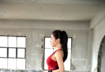 일상 속 작은 변화, 직장인 건강을 지킨다 woman in blue leggings and red tank top