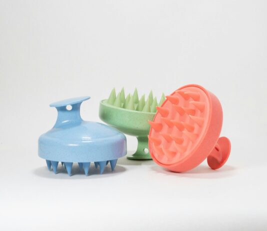 집에서 시작하는 두피-모발 건강 관리, 새로운 루틴이 만든 변화 a couple of teapots