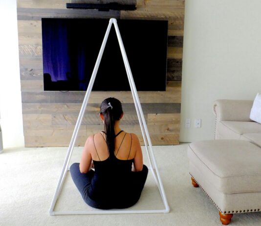 “하루 10분, 집에서 시작하는 ‘마음챙김 명상’…일상 속 스트레스 관리법으로 주목” woman sitting in white triangle rods