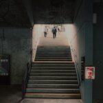 근육, 일상의 힘을 키우다…한국인 맞춤 최신 근육 건강 습관 A group of people walking down a flight of stairs