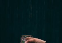 “늘 피곤하다면? 만성피로 해소 위한 실생활 건강 루틴 주목” person holding clear drinking glass with water