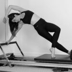 연예인 식단보다 무서운 ‘속근육’의 힘: 탄탄한 복부를 만드는 필라테스 호흡법의 비밀 woman in black sports bra and black leggings doing yoga