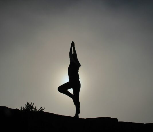 요가와 디톡스: “내장까지 마사지한다?” 소화 불량과 변비를 해결하는 트위스트의 힘 person doing yoga exercises