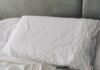 깊고 편안한 잠, 일상 속 ‘수면 루틴’이 열쇠 A rumpled white duvet and pillows on a bed.