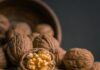뇌 건강, 일상 속 작은 습관 변화가 미래를 바꾼다 brown garlic on brown bowl