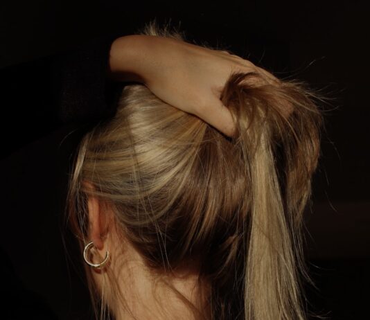 건강한 머릿결, 생활 속 작은 변화가 만든다 a woman with her hair in a bun