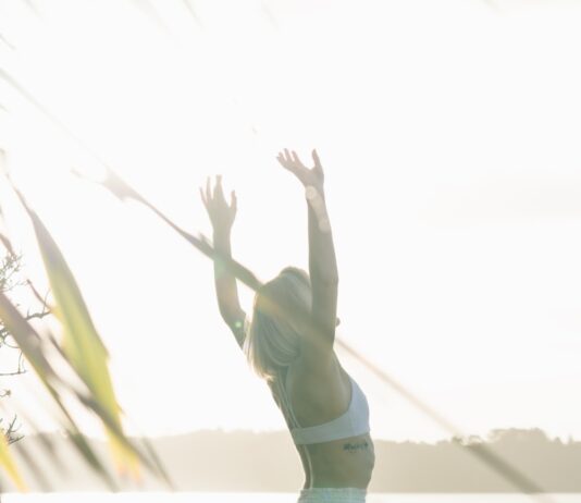 일상 속으로 스며든 웰니스 문화, 건강한 삶을 위한 실천법은? woman standing near body of water