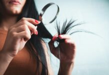 건강한 헤어 트렌드, 일상 습관이 좌우한다 Woman examining split ends of hair with magnifying glass
