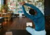 일상 속 ‘작은 움직임’이 건강을 지킨다…바쁜 현대인을 위한 생활 속 운동법 인기 a man doing yoga in a living room