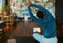 일상 속 ‘작은 움직임’이 건강을 지킨다…바쁜 현대인을 위한 생활 속 운동법 인기 a man doing yoga in a living room