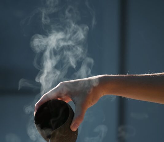 대체요법의 진화, 웰빙 시대에 각광받는 새로운 건강 관리 트렌드 person pouring hot water on white cup