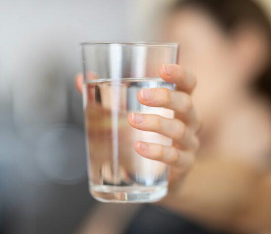 물 대신 ‘이것’ 한 잔, 건강한 음료 선택이 일상 건강 좌우한다 person holding clear drinking glass