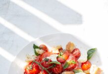 건강한 야식 습관, 똑똑하게 챙기는 방법은? sliced tomato and green leaf vegetable on white ceramic plate