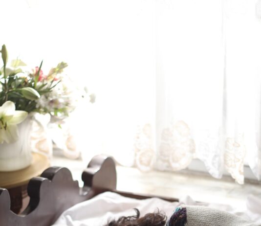 우리 삶을 바꾸는 ‘수면 루틴’, 일상 속 실천 방법은? woman sleeping on bed beside book