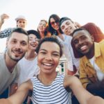 “서로의 건강 챙기는 소셜 크루 액티비티, 즐거움과 웰빙을 한번에” Diverse group of friends taking a selfie outdoors selfie