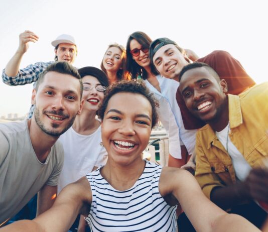 “서로의 건강 챙기는 소셜 크루 액티비티, 즐거움과 웰빙을 한번에” Diverse group of friends taking a selfie outdoors selfie