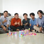함께하는 즐거움, 건강까지 챙기는 소셜 크루 액티비티의 매력 a group of men sitting next to each other