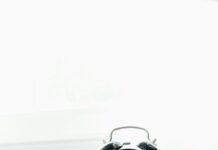 “일상 속 건강, 직장인도 실천할 수 있다…최신 트렌드와 실천법 제안” white ceramic mug beside white and black analog alarm clock